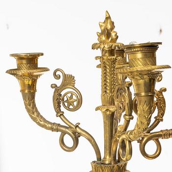 Kandelabrar, ett par, för fyra ljus, Frankrike, 1800-talets början, Empire.