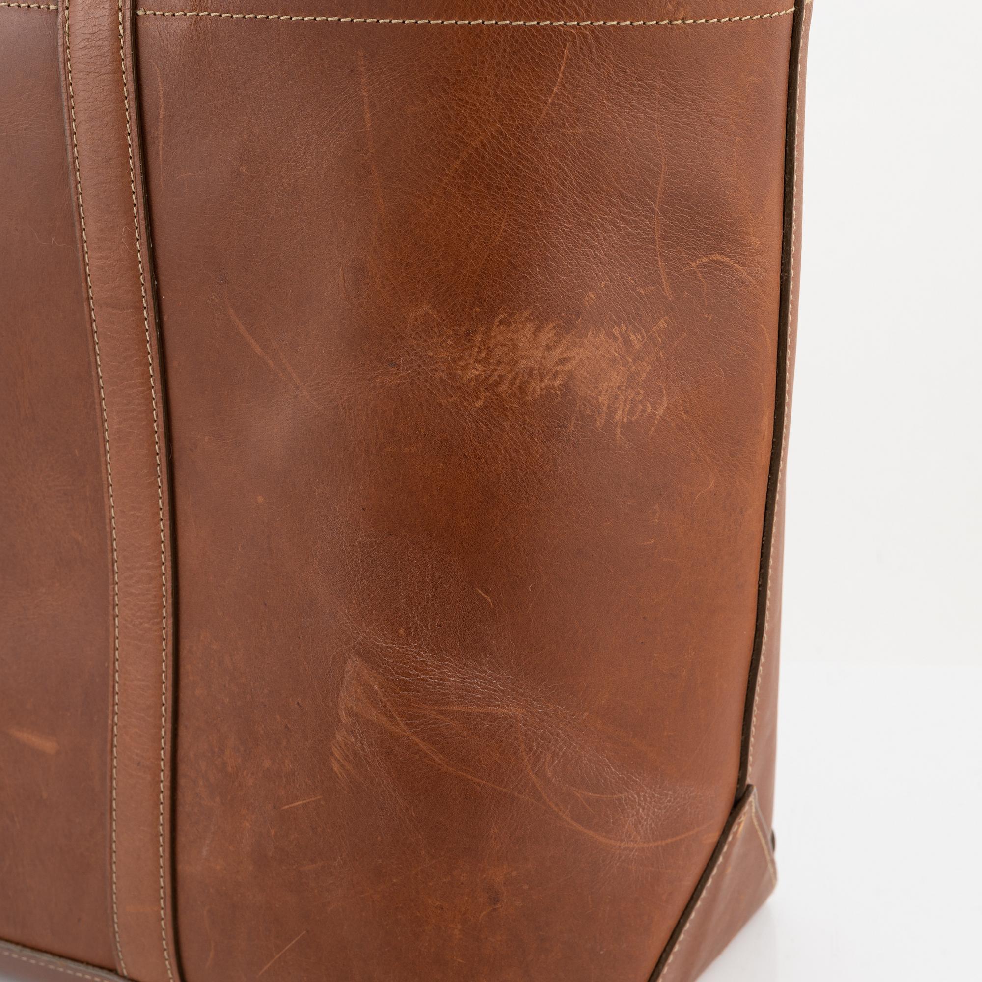 Mulberry, a brown leather 'Calder Tote' weekend bag.