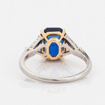 Ring platina och 18K guld med en fasettslipad safir vikt ca 3.40 ct.