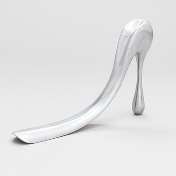 Manolo Blahnik, Kenkälusikka, metallia, 2000-luku.