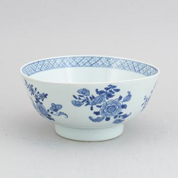 A group of 12 blue and white export porcelain objects, Qing dynasty, Qianlong (1736-95), and 19th century.