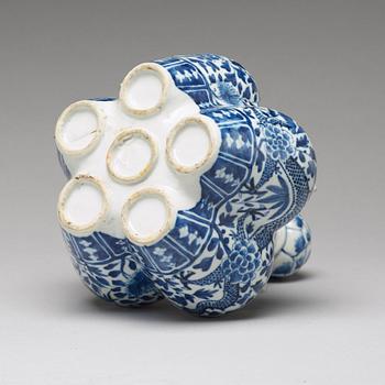 A blue and white tulip vase, Qing dynasty, 19th Century.