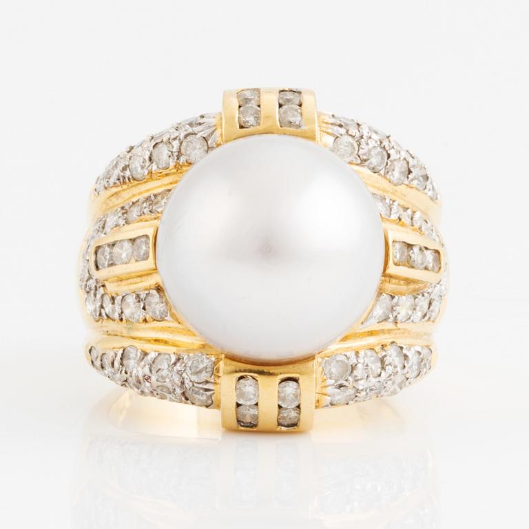 Ring med stor odlad pärla och briljantslipade diamanter.