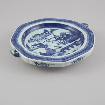 VÄRMEFAT, porslin, Kina, omkring år 1800.