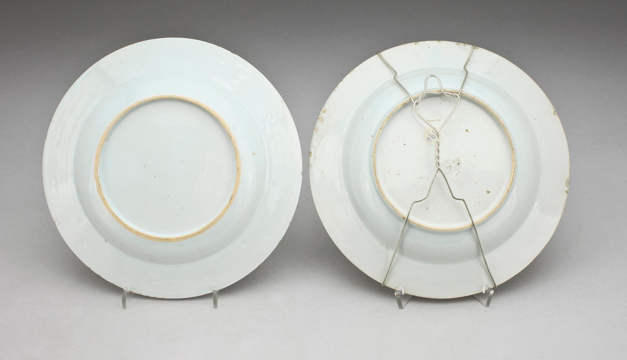 TALLRIKAR, 2 st, kompaniporslin. Kina, Qing dynastin, Qianlong (1736-95).