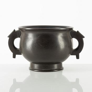 A Japanese bronze censer, Meiji period (1868-1912).