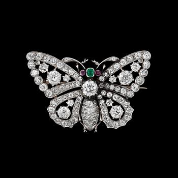 951. A emerald, ruby and old european cut diamond app. tot. 5 cts brooch in the shape of a butterfly.