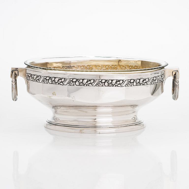 A silver fruit bowl with glass liner, K. Anderson, Stockholm 1916.