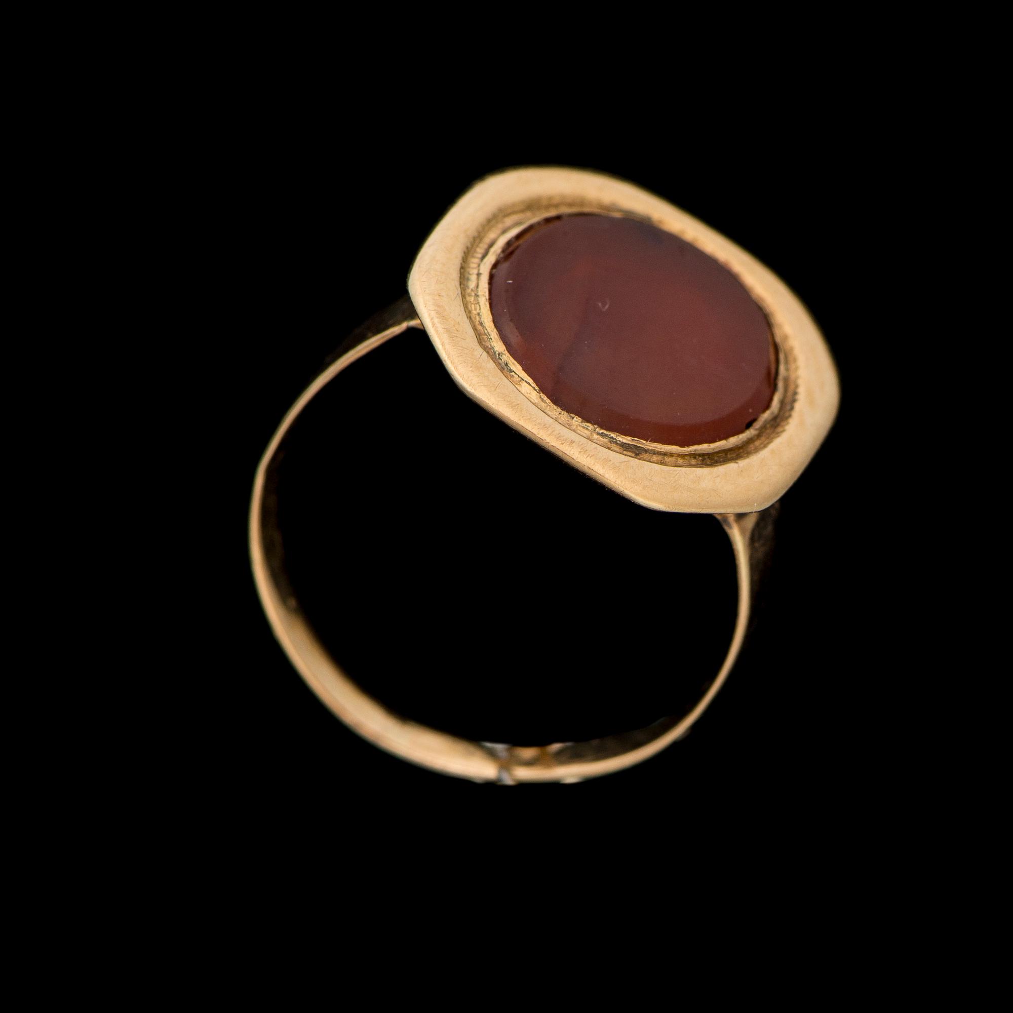 RING, 18K guld, karneol. Vikt ca 3,3 g.