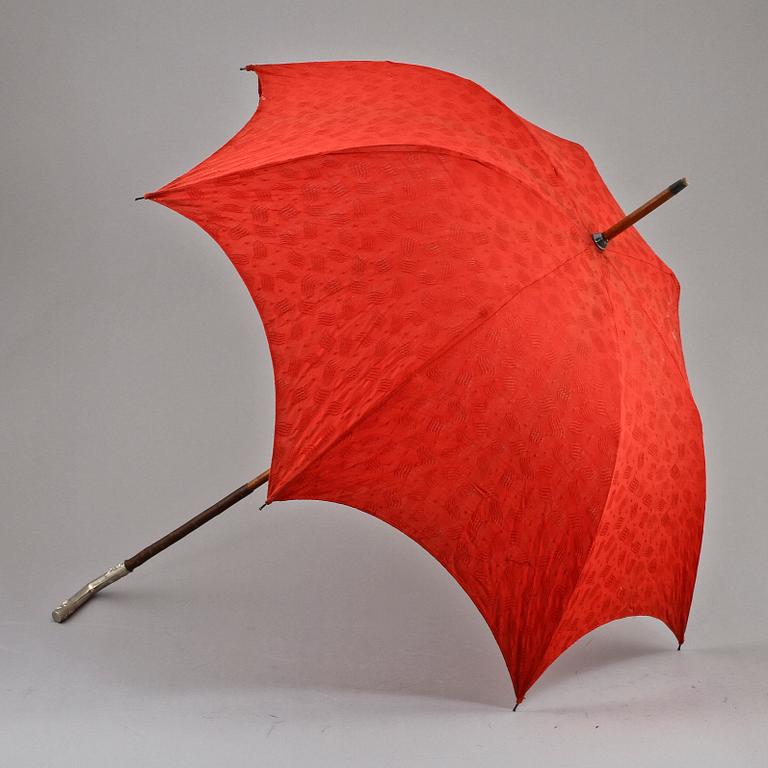 PARASOLLER, 8 st, samt DOMPTÖRPISKA, 1900-tal.