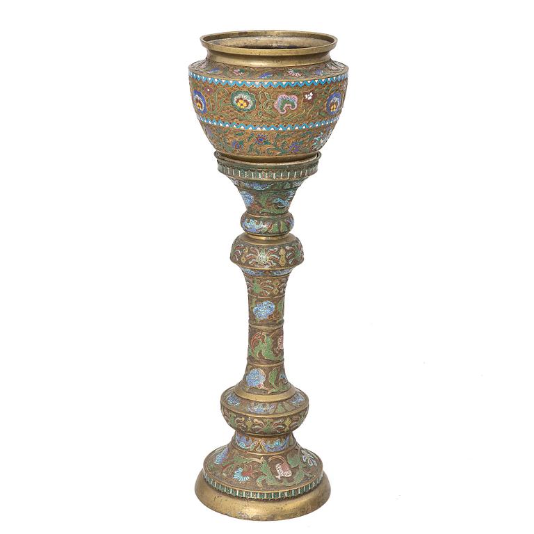 Ytterfoder med piedestal, cloisonné på mässing, Kina, omkring 1900.