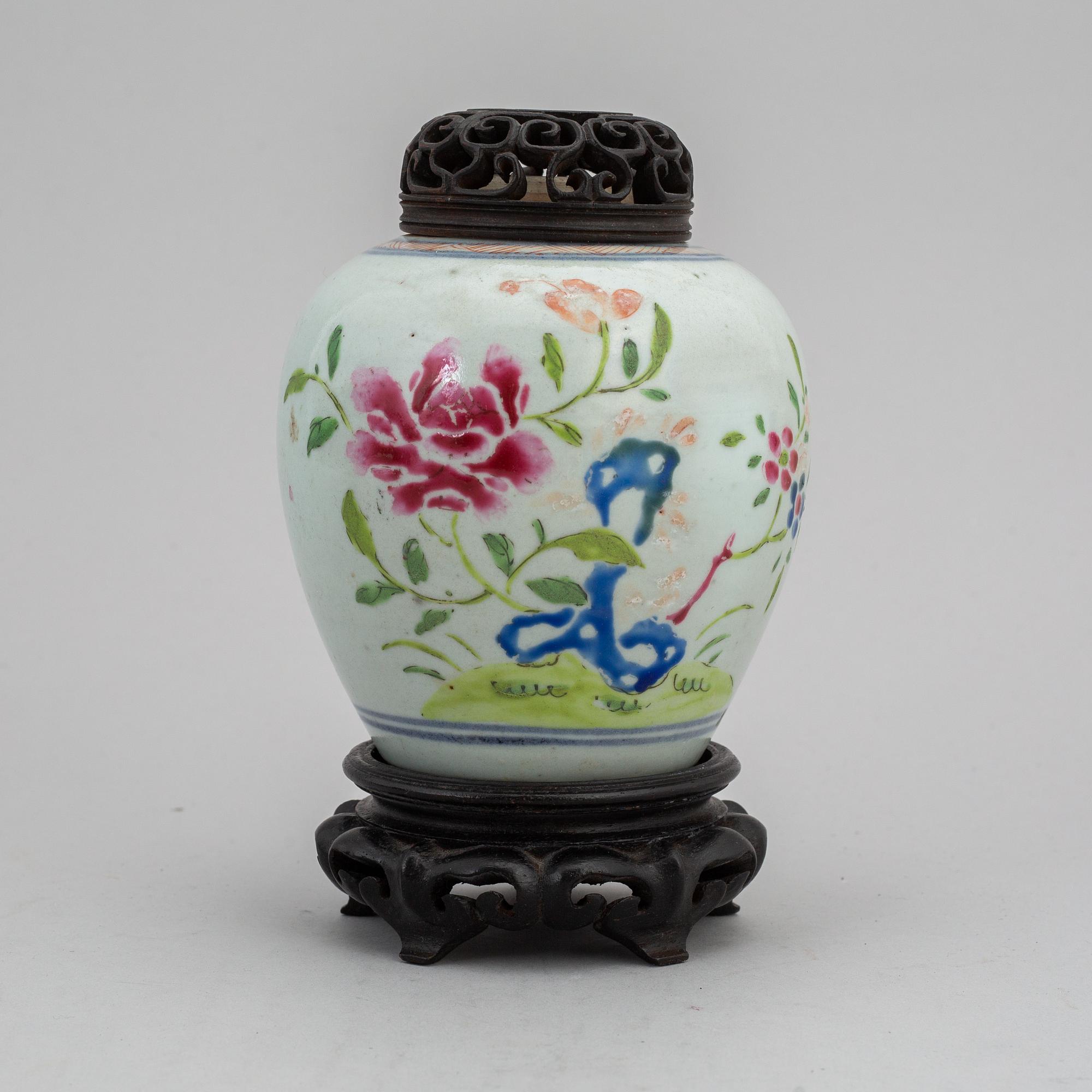 A famille rose tea caddy, Qing dynasty, Qianlong (1736-95).
