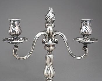 KANDELABRAR, ett par, silver, rokokostil, med svenska kontrollstämplar, 1900-talets första hälft.