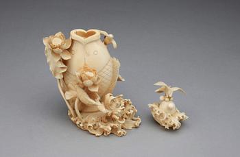 FLASKA med LOCK, ben. Kina, 1900-talets första hälft.