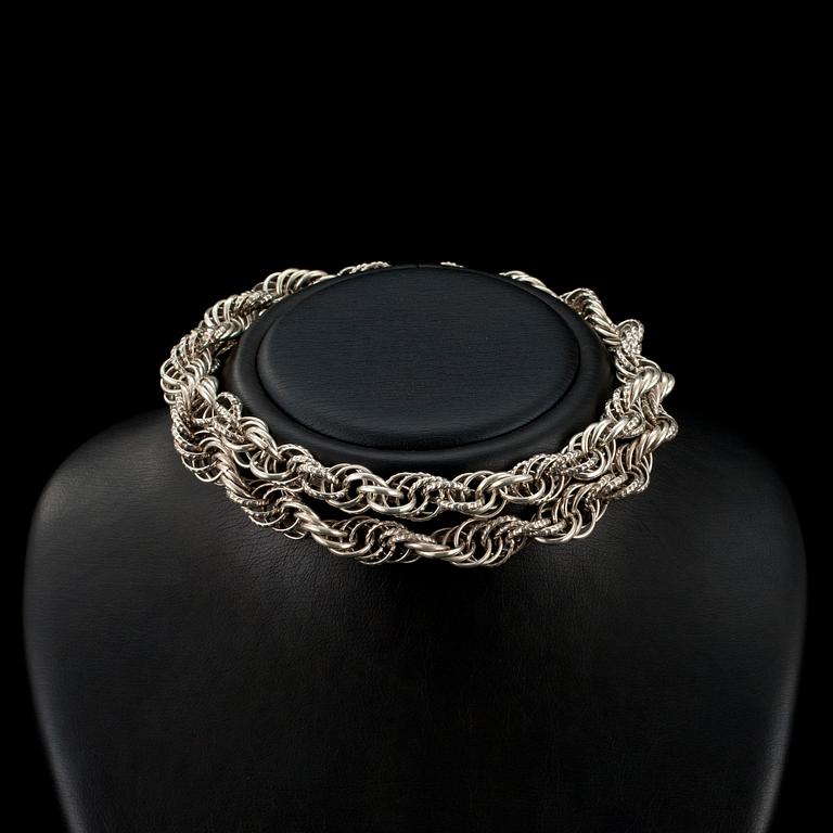 ERÄ KAULAKORUJA, 4 kpl. Hopeaa. Paino 177 g.