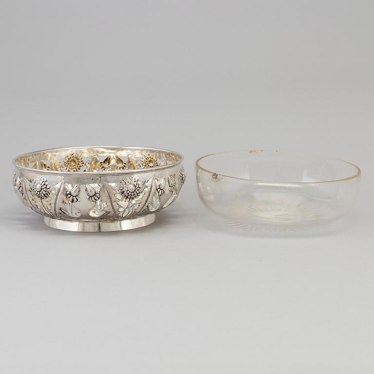 A Swedish Art Nouveau silver bowl with glass insert, decorated with dandelion, maker's mark K Anderson Stockholm 1906.