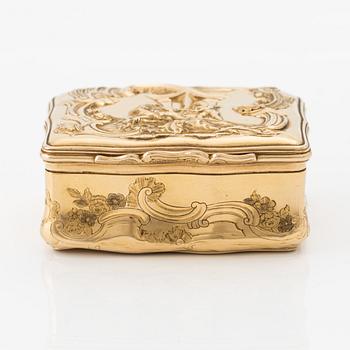 An antique German gold repoussé snuffbox with interior gouache miniature, retailed by Jahn & Bolin, St Petersburg c.1840.