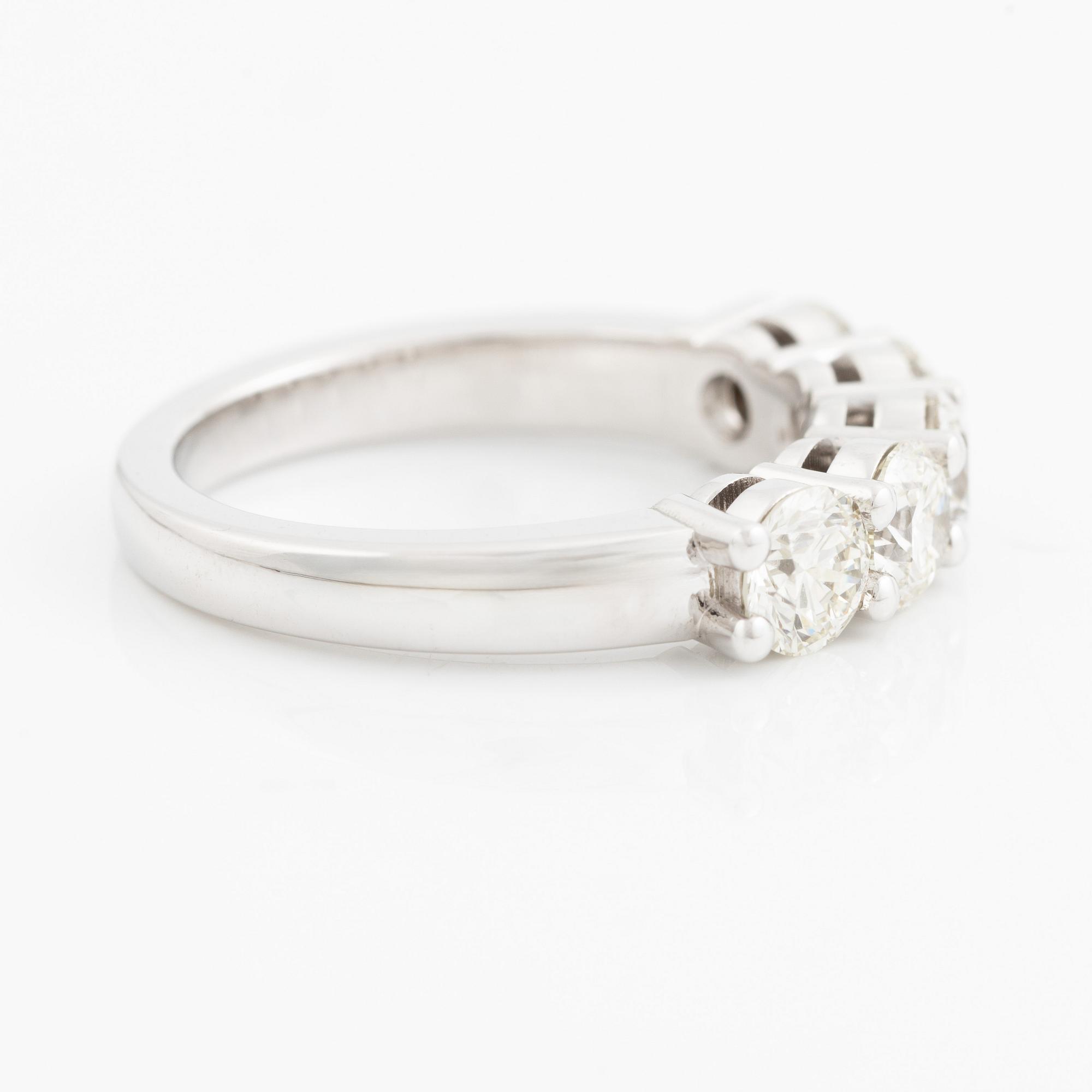 Ring halvallians 18K vitguld med briljantslipade diamanter.