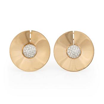 A pair of 18K gold Trudel earrings set with round brilliant-cut diamonds.