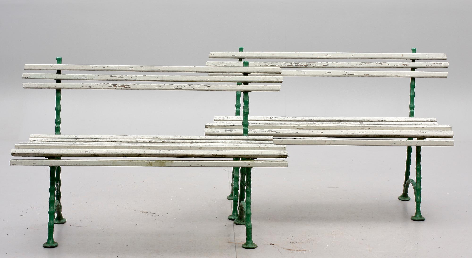 TRÄDGÅRDSBÄNKAR, ett par, 1900-talets första hälft.