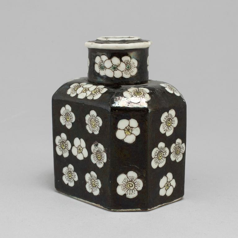 A famille noire tea caddy with cover, Qing dynasty, 19th century.