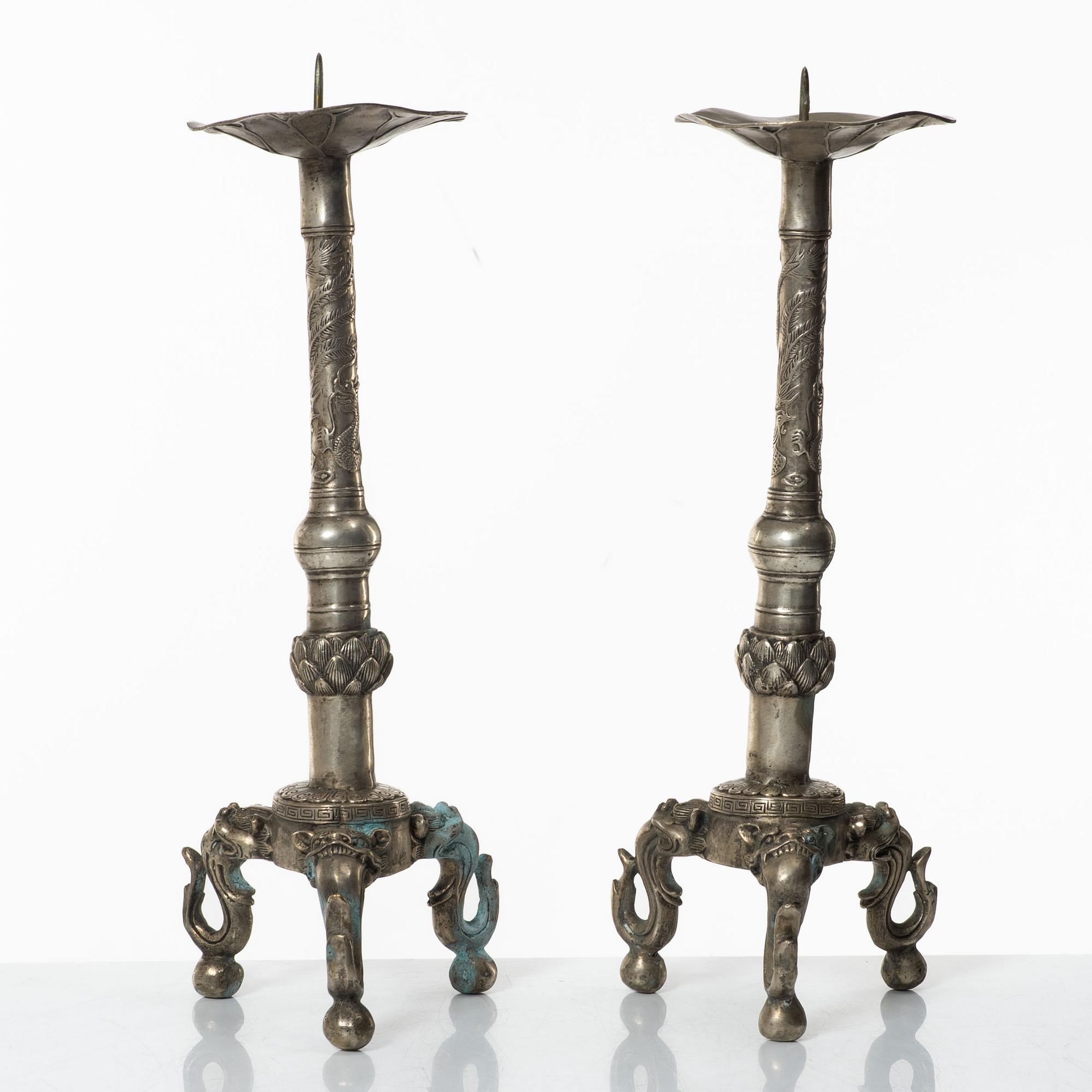 Ljusstakar / altarstakar, ett par, vitmetall, Kina, 1900-tal.