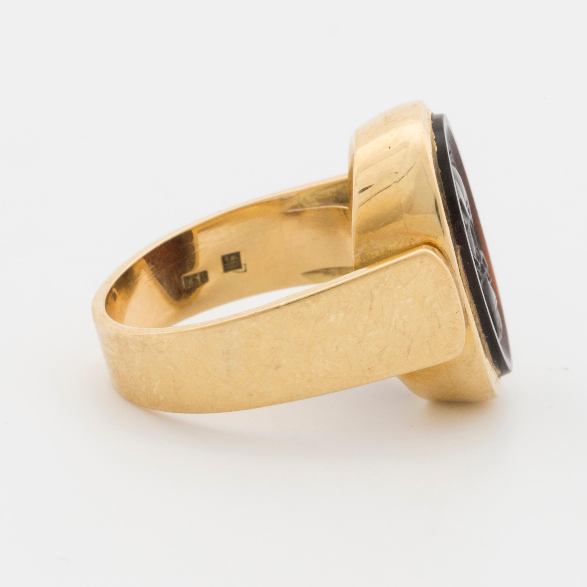 Ring with carved carneol camoe.