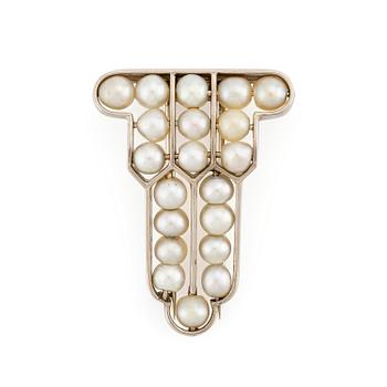 520. A brooch in 18K white gold set with natural pearls.