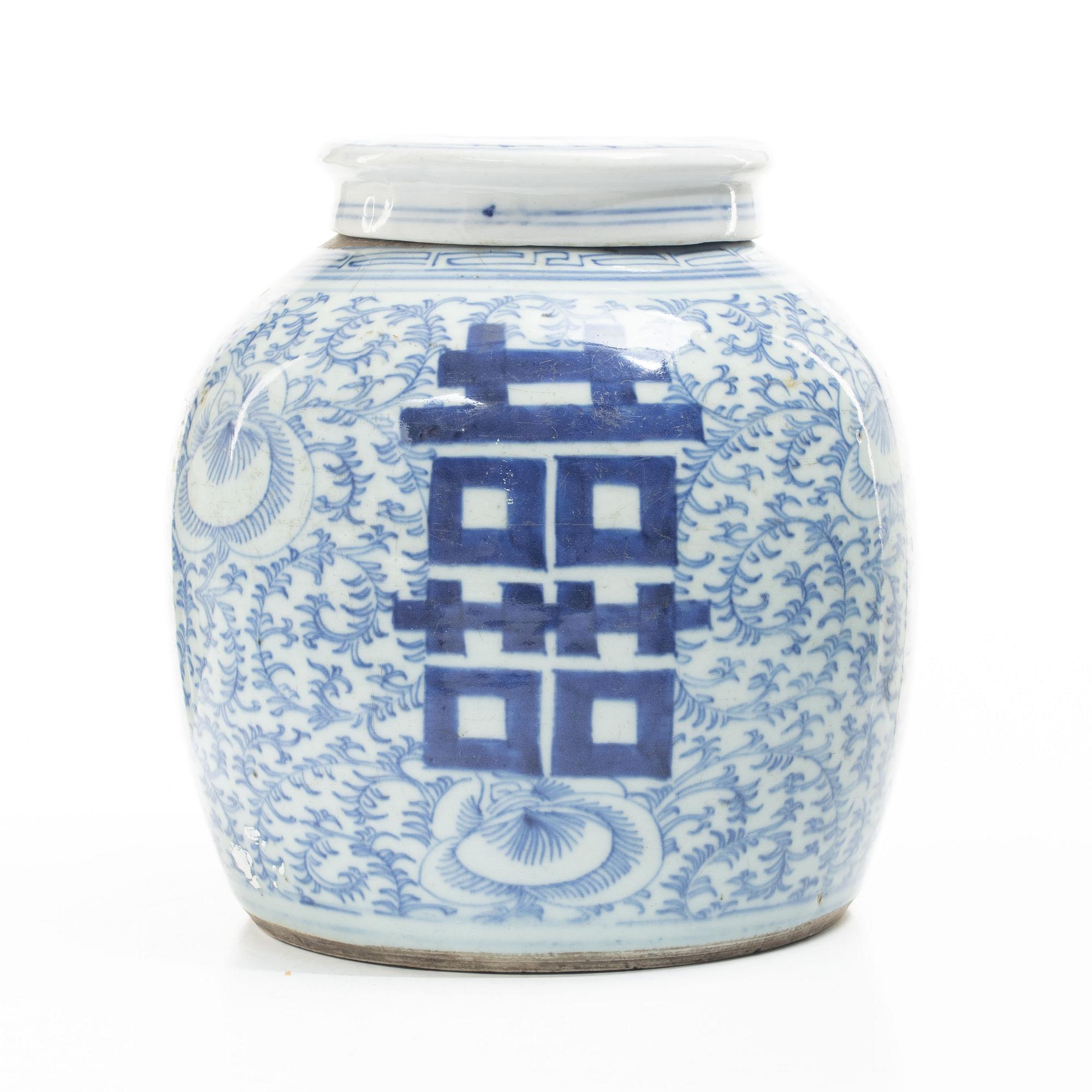 A Chinese blue and white porcelain jar with cover, late Qing dynasty.