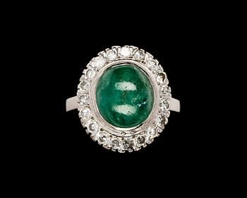 832. RING, cabochonslipad smaragd med åttkantslipade diamanter, tot. ca 0.60 ct.