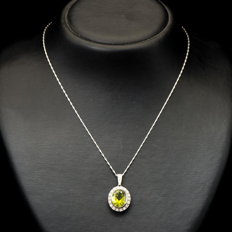 HÄNGE, fasettslipad peridot, åttkantslipade diamanter, 18K vitguld. A. Tillander, 1996.