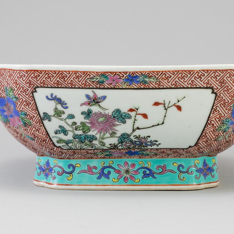 A Chinese porcelain bow l with Yongzheng mark, second half of the 20th Century.