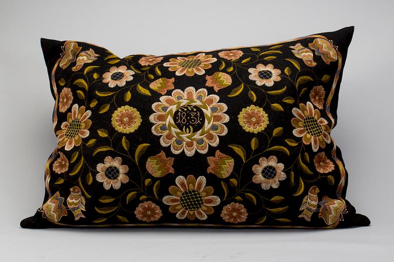 ÅKDYNA, broderad, 1900-talets första hälft.