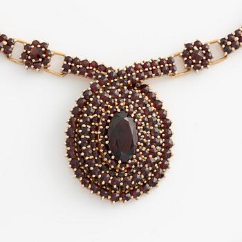 Necklace and earrings, with garnets.