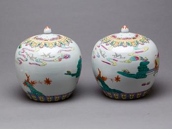 LOCKBOJANER, ett par, porslin, Kina, 1900-talets andra hälft.