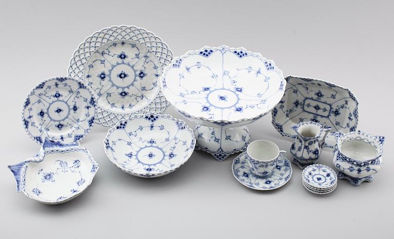 KAFFESERVIS, 37 delar, porslin, "Musselmalet", Royal Copenhagen.