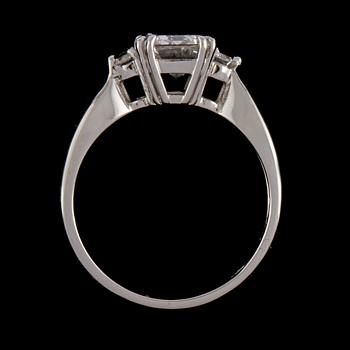 RING, 18K vitguld med smaragdslipad diamant ca 1.65 ct samt 2 små briljantslipade diamanter, Napoli, Italien. Vikt 4,3 g.