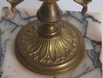 PRYDNADSURNOR, ett par. Louis XV-stil, 1800-tal.