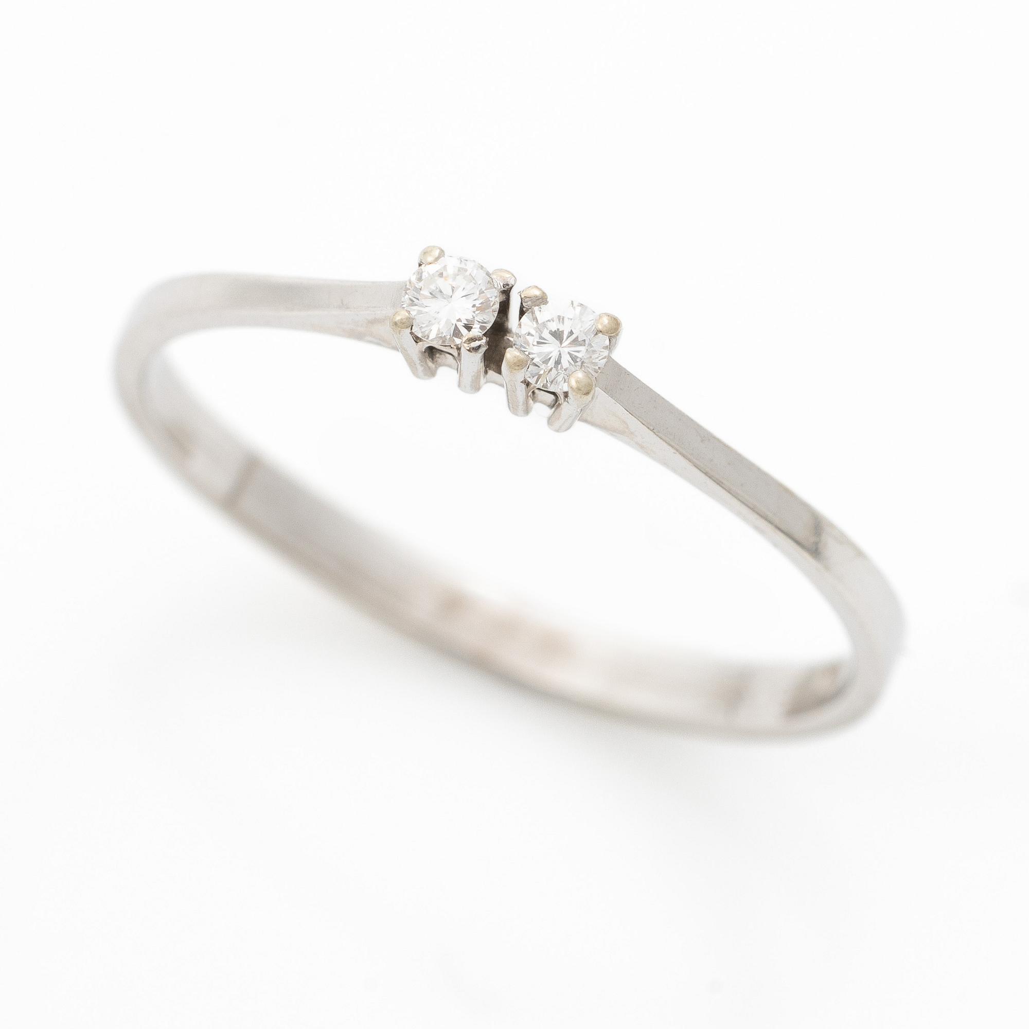 18K white gold ring with two brilliant-cut diamonds.