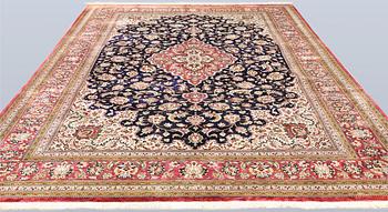 Matta, Ghom, silke, ca 340 x 239 cm.