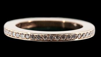 RING, alliansring. "Hand", modell "Line", 18 k.  23 briljantslipade diamanter 0,24 ctv enligt gravyr. Vikt ca 6g.