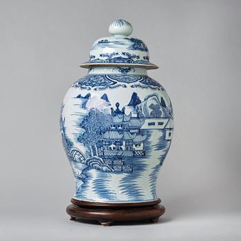 A large blue and white jar with cover, Qing dynasty, Jiaqing (1796-1820).