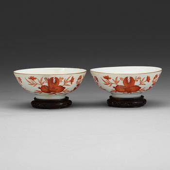 293. SKÅLAR, ett par, porslin. Sen Qingdynastin, med Xuantongs märke och period (1909-11).