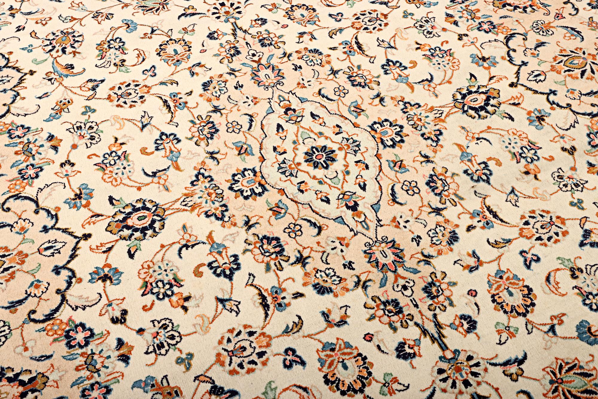A Kashan carpet, c. 305 x 196 cm.