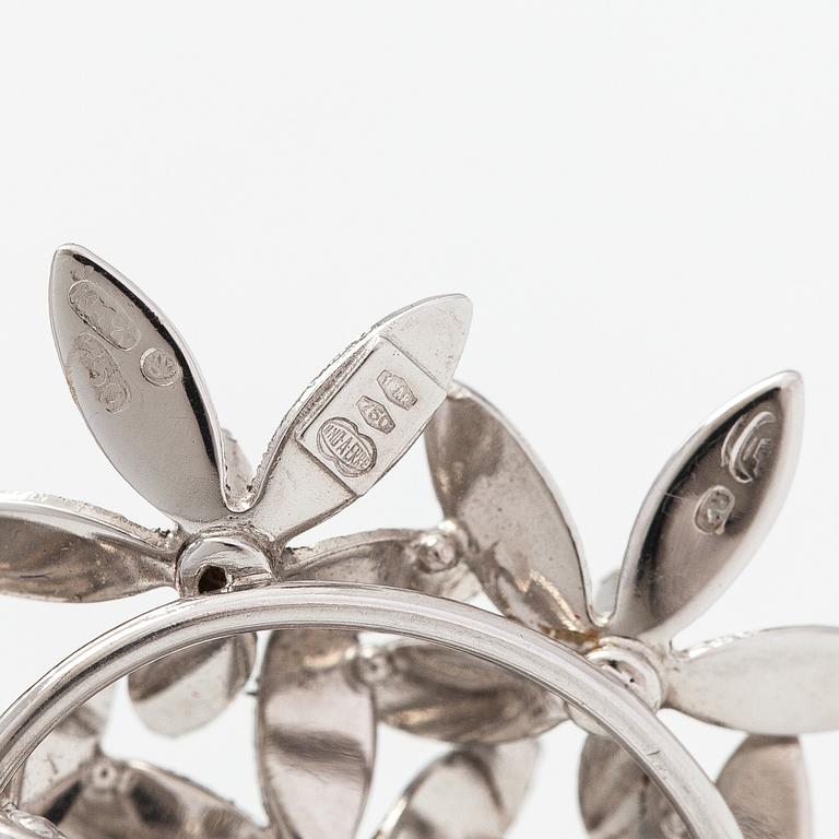 An 18K white gold brooch with diamonds ca. 0.10 ct in total. Unoarre, Italy.