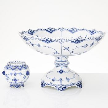 Royal Copenhagen, Skålfat på fot och vas, porslin, "Musselmalet halvblond" resp "Musselmalet helblond", modell 634 och 1043, 1889-1922.