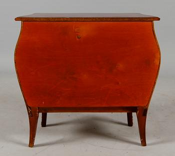 BYRÅ, rokokostil, 1900-talets andra hälft.