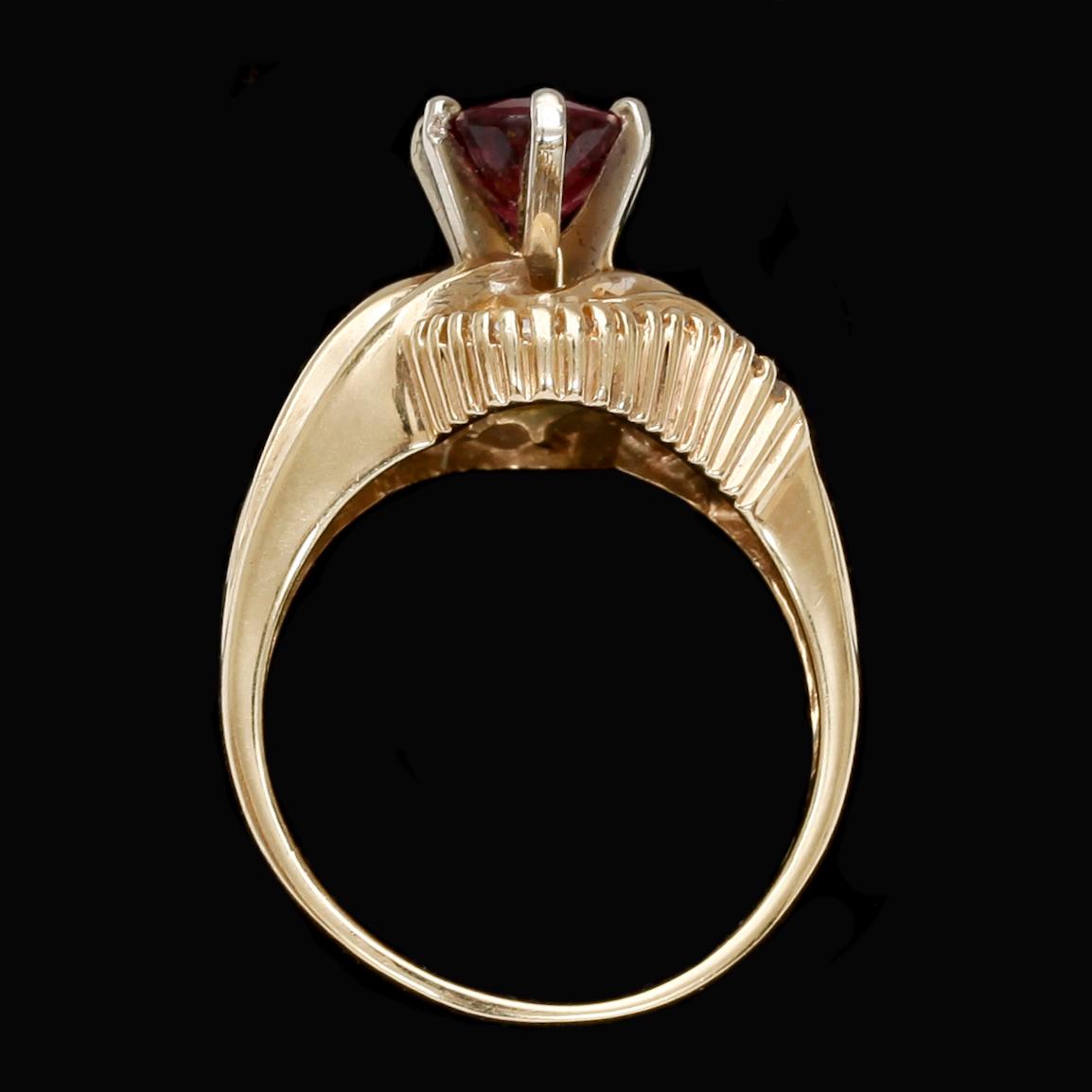 RING, 14k guld med oval röd turmalin samt briljant resp. baguettslipade diamanter, tot ca 0,50 ct.