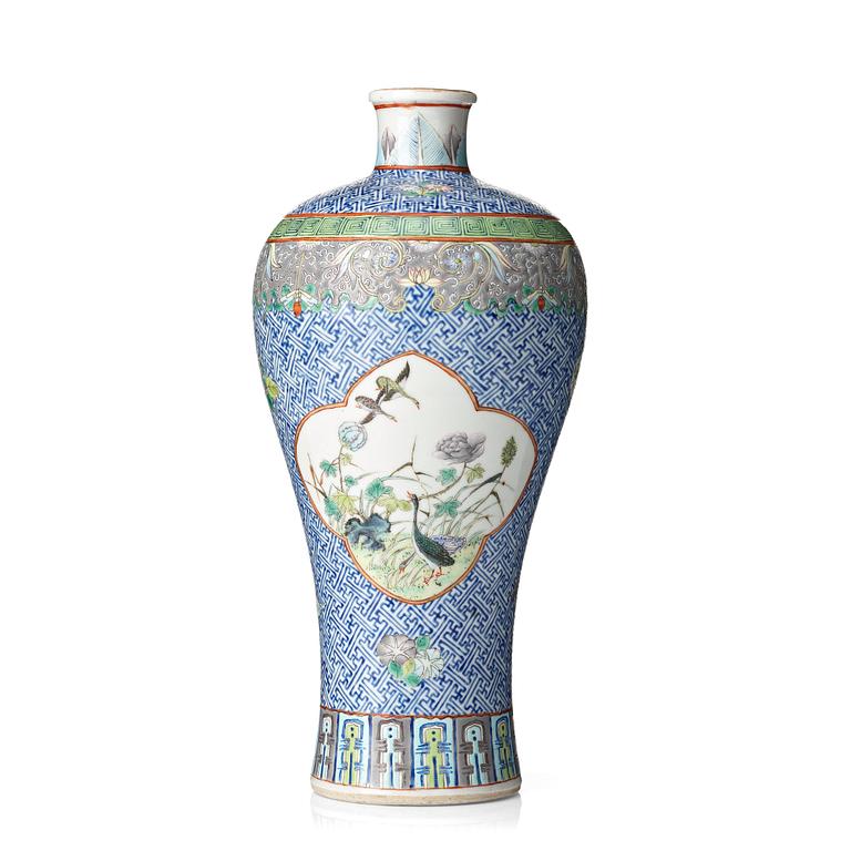 A famille rose vase, Qing dynasty, 19th Century.