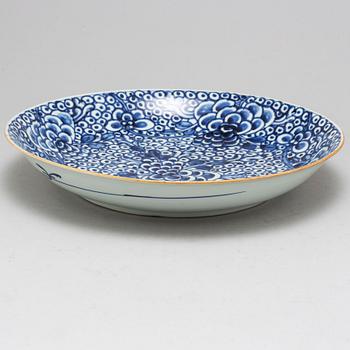 A blue and white porcelain serving dish, Qing dynasty, early 18th century.